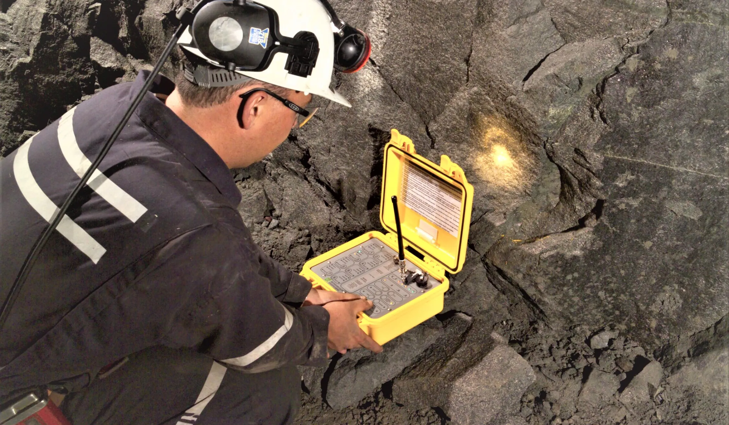 Miner working with a smartblast® box
