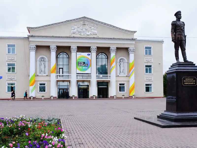 picture of the entrance area of the conference building with monument