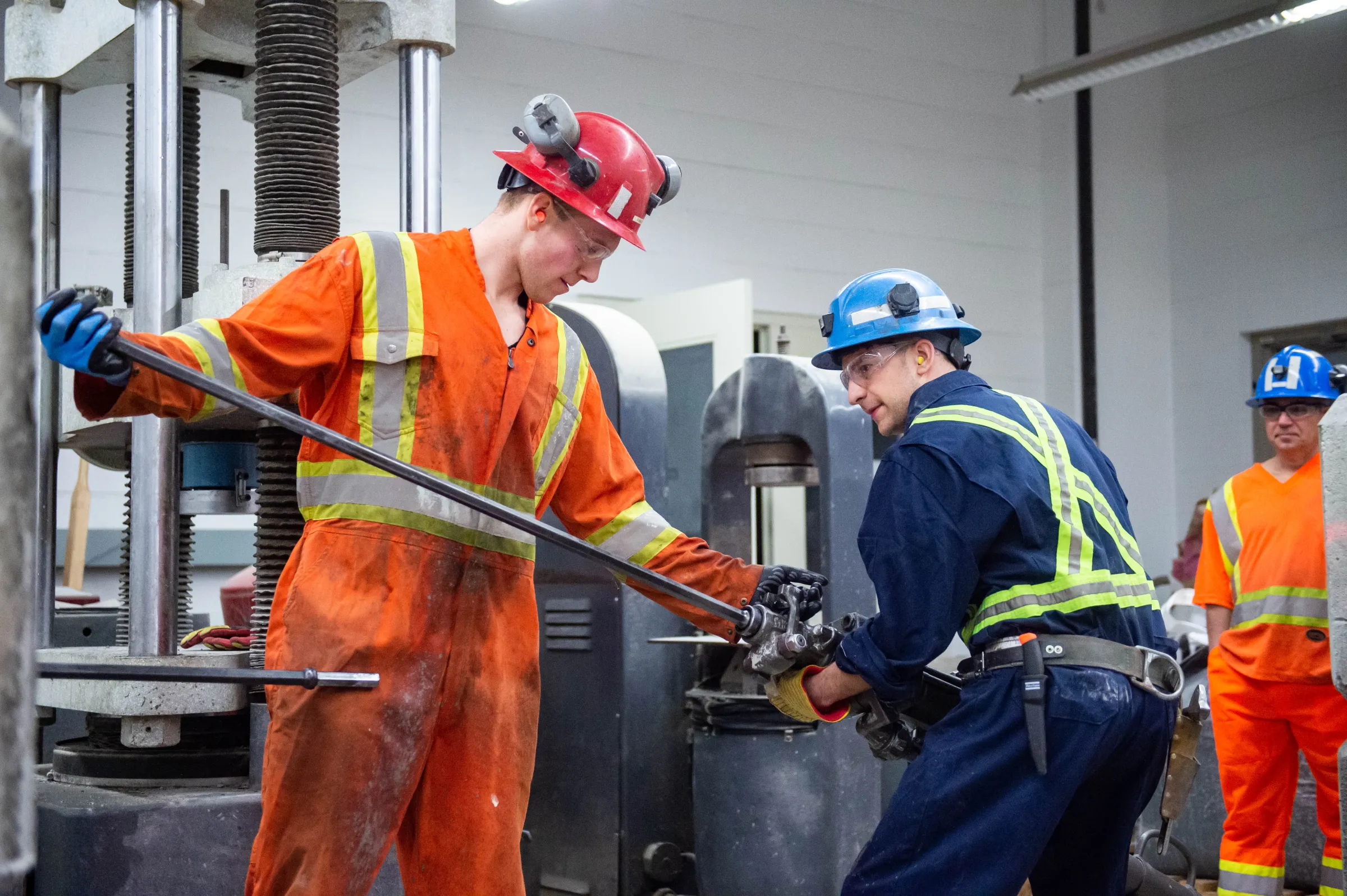 picture of workers preparing a drilling machine